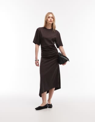 & Other Stories - Gerafftes Jersey-Midikleid in Schokobraun mit asymmetrischem Saum-Brown