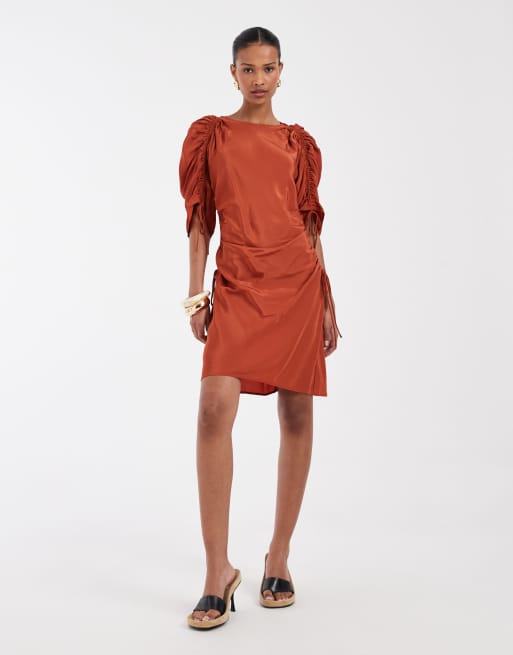 & Other Stories – Gerafftes Minikleid in Rost-Orange mit voluminösen kurzen Ärmeln, 2 von 4