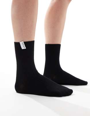 & Other Stories - Gerippte Socken in Schwarz mit Logo-Etikett