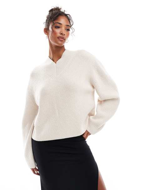 & Other Stories – Gerippter Strickpullover aus Wollmix in gebrochenem Weiß mit hohem V-Ausschnitt und breiten Bündchen - view 1