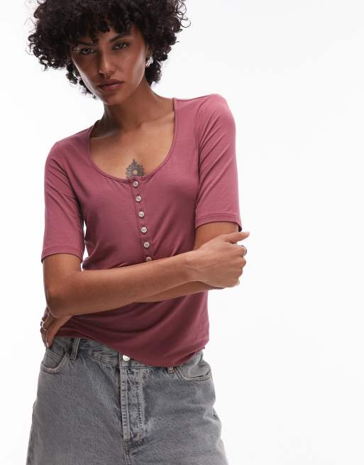 & Other Stories – Geripptes Oberteil aus Jersey in Beerenrot mit Henleys-Ausschnitt