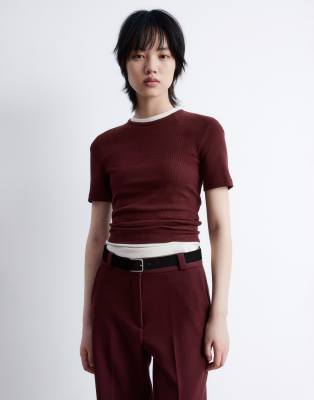 & Other Stories - Geripptes T-Shirt aus superweichem Jersey in Burgunderrot