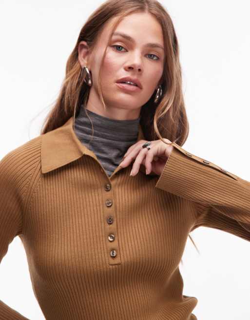 & Other Stories – Geripptes, tailliertes Polo-Top in Dunkelbeige mit Mischgewebe-Kragen, 2 von 4