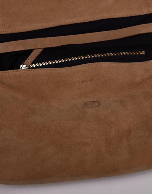& Other Stories - Gevouwen suède handtas-clutch met afneembare schouderband in licht neutraal bruin, 4 van 4