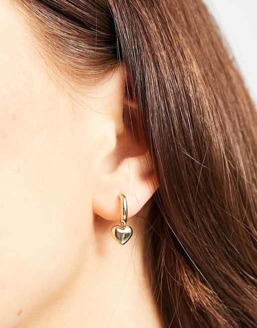 & Other Stories – Goldfarbene Kreolen mit Herzdesign