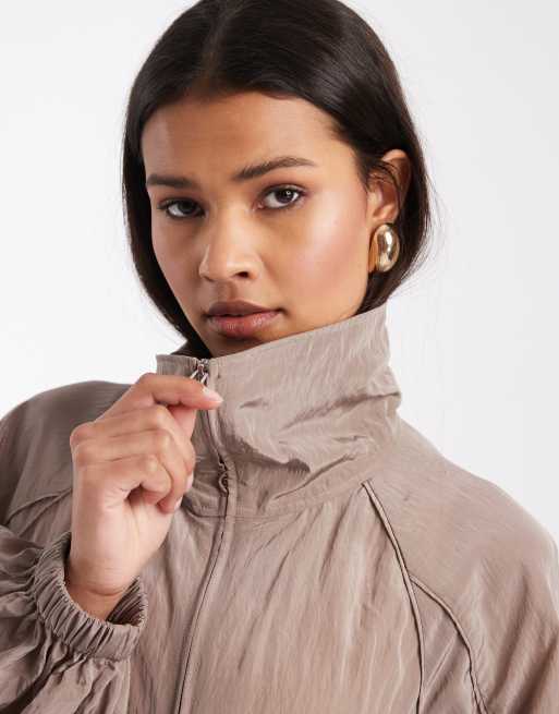 & Other Stories - Gråbrun kort bomber-jakke i nylon med plisseringer i taljen, 3 af 4