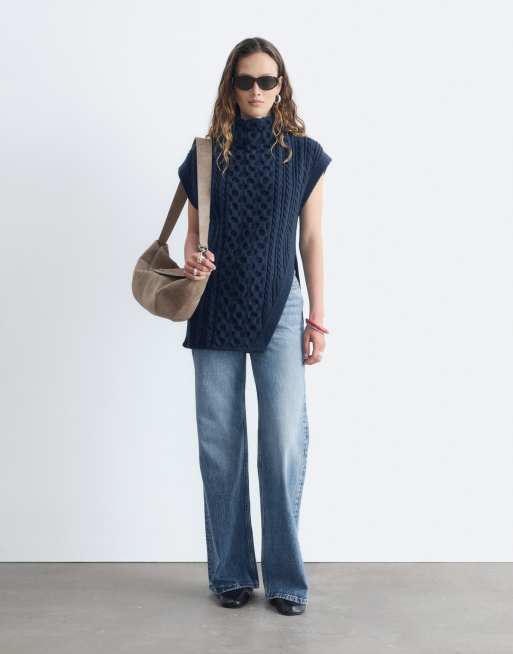 & Other Stories grob gestrickte Zopfmuster-Weste mit vorderem Schlitz in Marineblau, 2 von 4