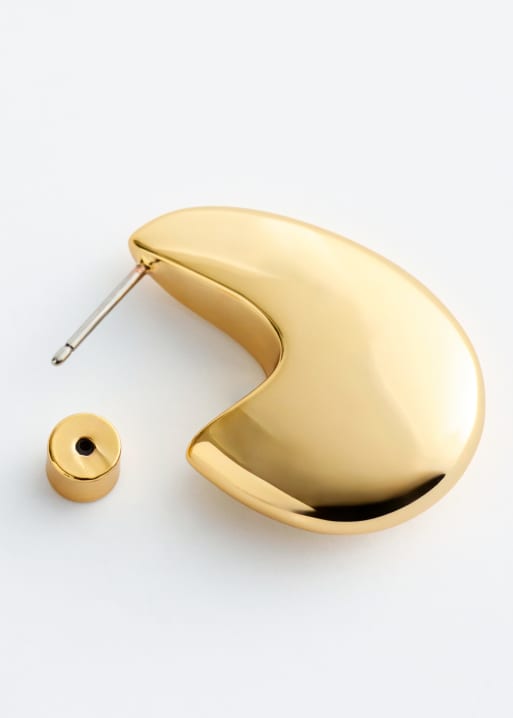 & Other Stories – Große, geschwungene Ohrringe in Goldoptik mit Tropfen-Design, 2 von 4