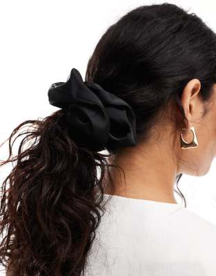 & Other Stories - Großer Haargummi-Scrunchie aus Satin in Schwarz