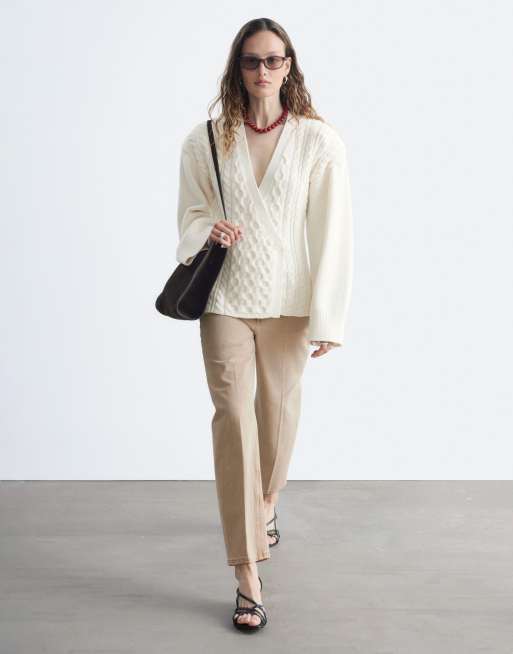 & Other Stories grovstickad kabelstickad kofta med sidofäste i off white, 3 av 5