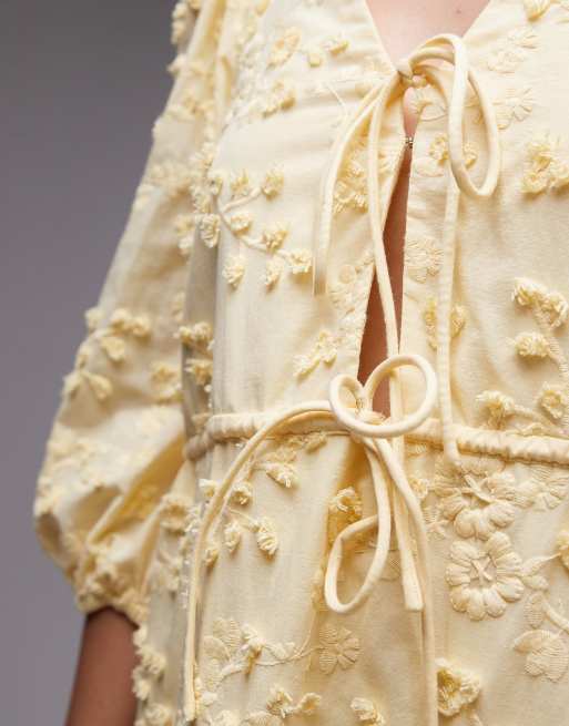 & Other Stories - Gul lagdelt minikjole med bindebåndsdetaljer foran og broderier, 3 af 4