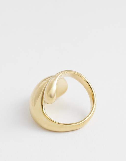 & Other Stories – Guldfärgad, vriden ring med skulpterad design, 2 av 3
