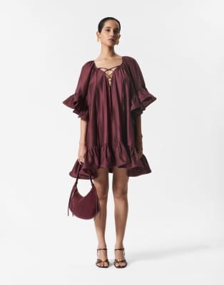 & Other Stories - Halb-transparentes Minikleid in Burgunderrot mit Rüschenkante an den Ärmeln und Bindedetail am Ausschn...