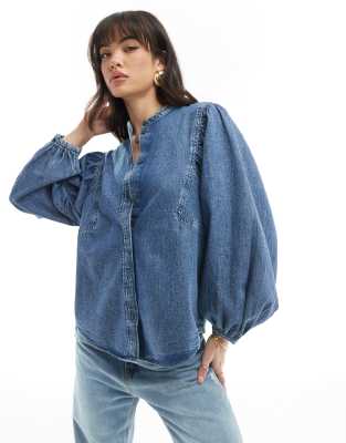 & Other Stories - Hochgeschlossene Jeansbluse in verwaschenem Mittelblau mit voluminösen Ärmeln