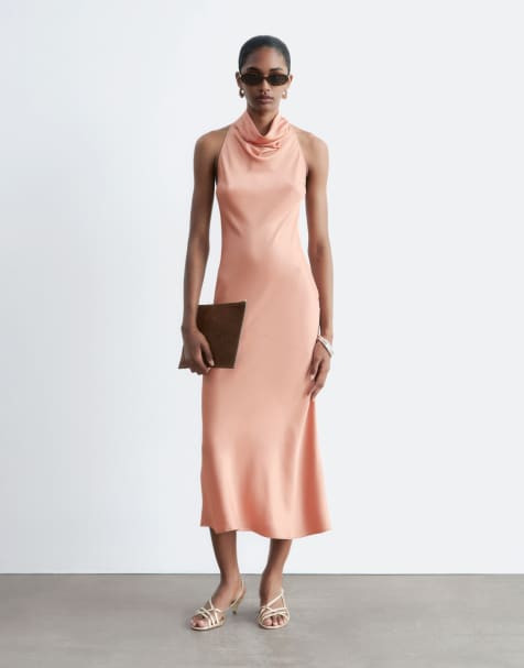 & Other Stories - Hoogsluitende mouwloze maxi jurk van satijn in perzikroze - view 1