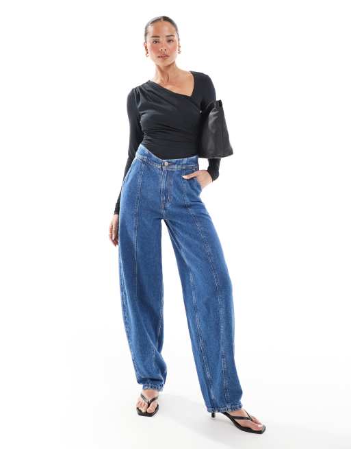 & Other Stories - Jeans met hoge taille en smaltoelopende wijde, ronde pijpen in middenblauw