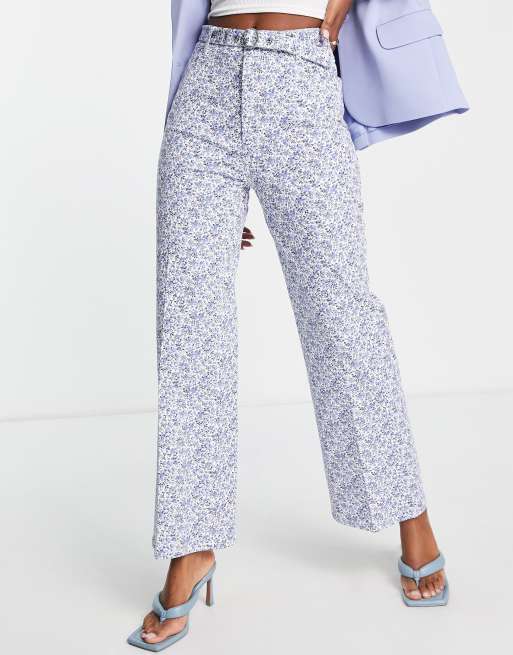 & Other Stories – Jeans mit weitem Bein und Blumenmuster in Blau