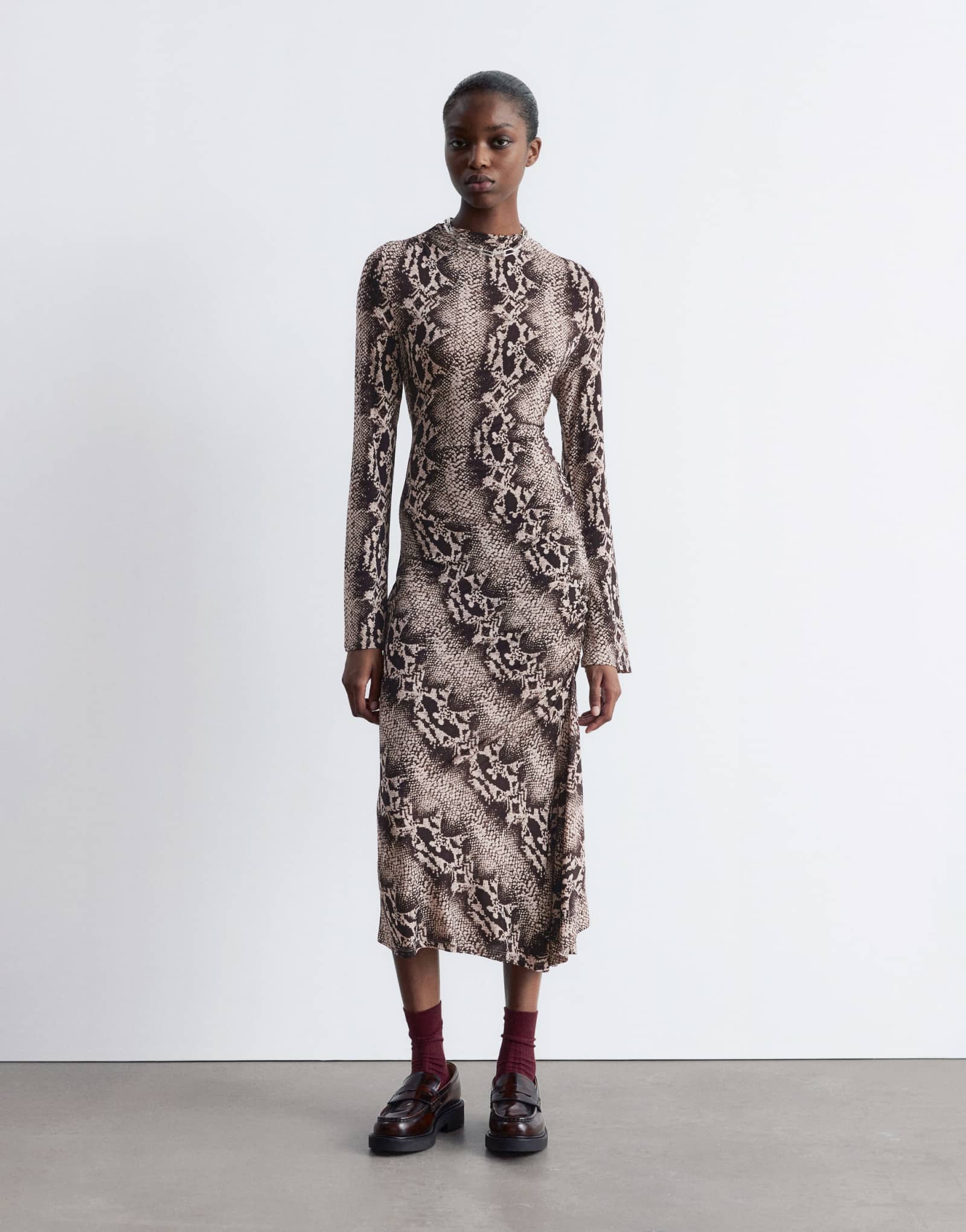 & Other Stories платье мидакси из джерси с длинным рукавом и рюшами по бокам со змеиным принтом