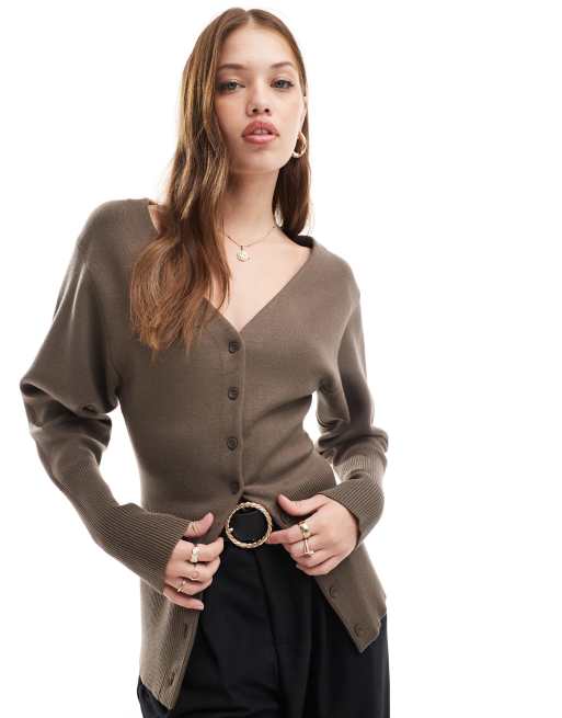 & Other Stories – Kompakte Strickjacke in Dunkelbeige mit voluminösen Ärmeln und V-Ausschnitt