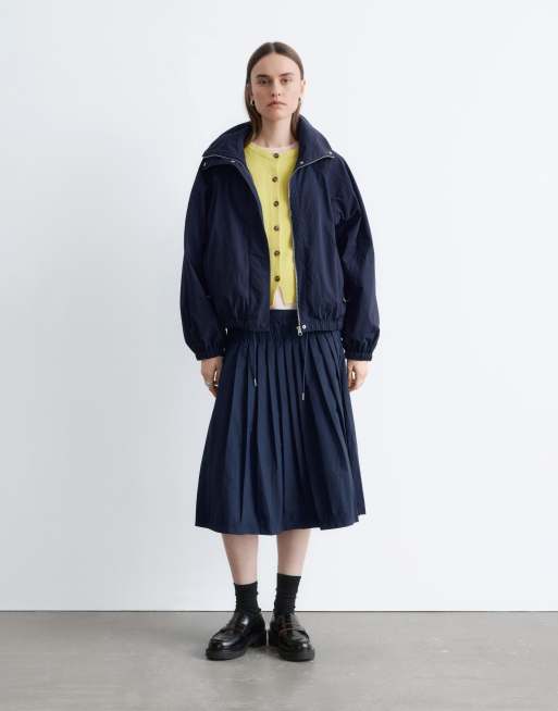 & Other Stories - Kort bomberjack van nylon met plooidetail in de taille in marineblauw, 2 van 4