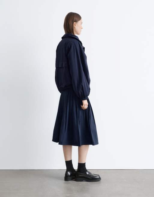 & Other Stories - Kort bomberjack van nylon met plooidetail in de taille in marineblauw, 3 van 4