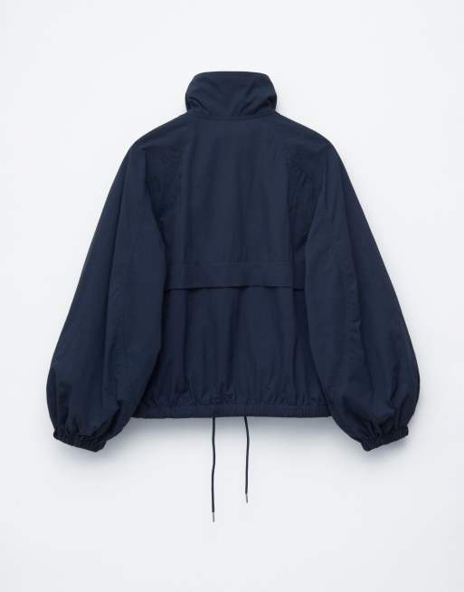 & Other Stories - Kort bomberjack van nylon met plooidetail in de taille in marineblauw, 4 van 4