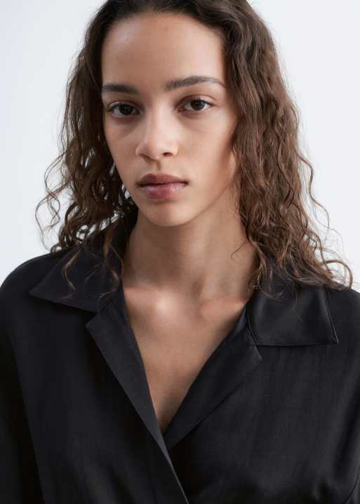 & Other Stories – Kurzärmlige Wickelbluse aus Leinen in Schwarz mit Bindedetail an der Taille, 3 von 5