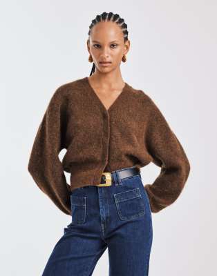 & Other Stories - Kurze, flauschige Strickjacke aus Alpaka-Wolle und Wolle in Braun-Brown