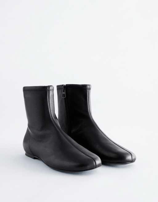 & Other Stories läder ankelboots med platt sula i svart, 2 av 4