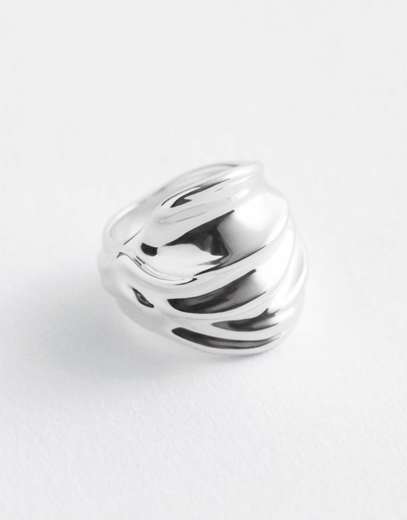 & Other Stories большое изогнутое кольцо серебристого цвета