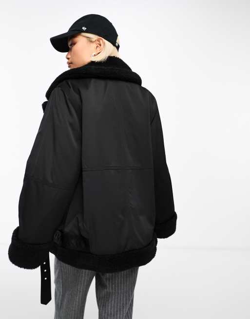& Other Stories – Lässig geschnittene Pilotenjacke in Schwarz mit Besatz aus Lammfellimitat, 4 von 4