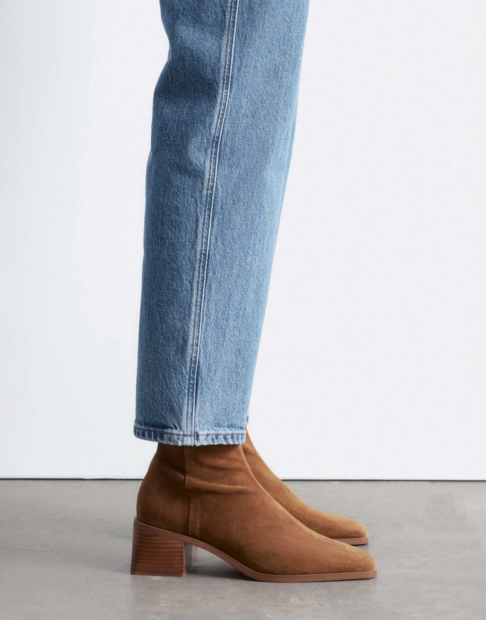 &Other Stories кожаные ботильоны на массивном каблуке коричневого цвета