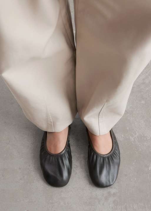 & Other Stories leather ruched ballet flats in black, 4 of 4