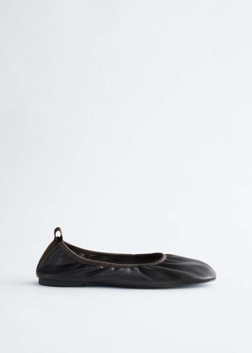 & Other Stories Leder-Ballerinas mit Raffungen in Schwarz, 3 von 4