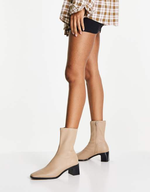 & Other Stories – Lederstiefel mit Absatz in Beige, 4 von 4