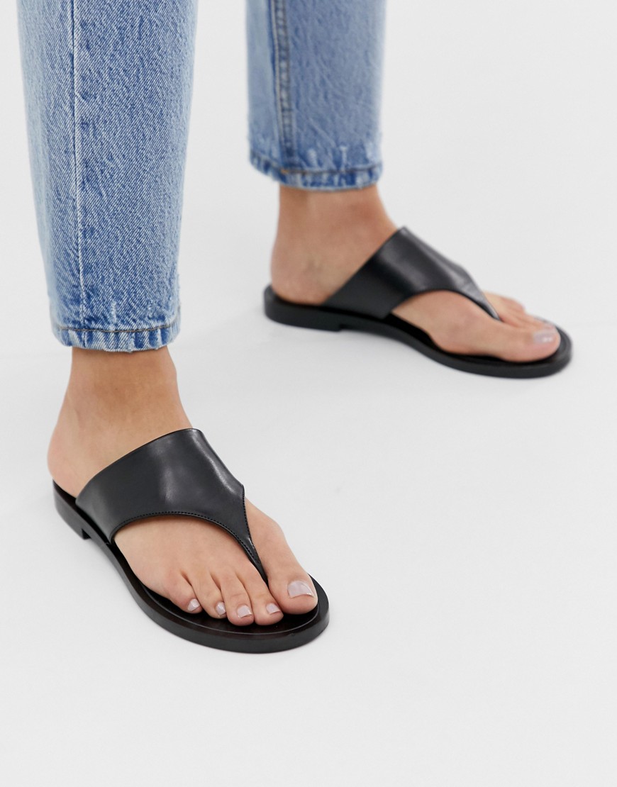 & Other Stories - Leren sandalen met T-vormig bandje in zwart