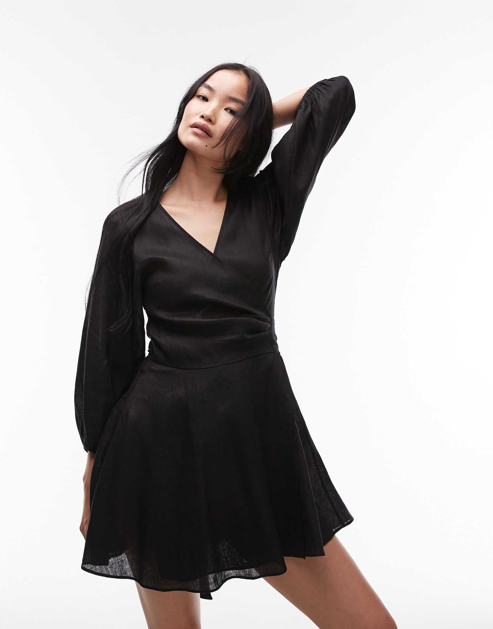 & Other Stories льняное мини-платье с запахом спереди и пышными рукавами черного цвета