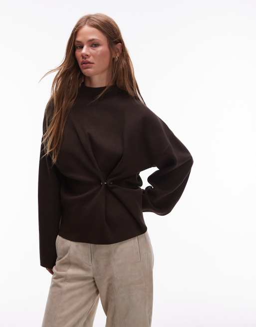 & Other Stories - Maglione in maglia compatta con dettaglio asimmetrico raccolto e perla sintetica