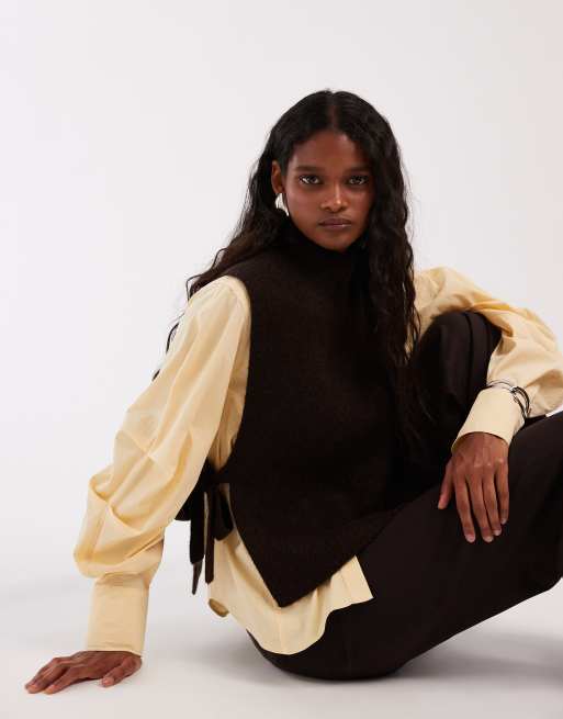 & Other Stories - Maglione senza maniche marrone in misto lana e mohair con collo alto e allacciature laterali