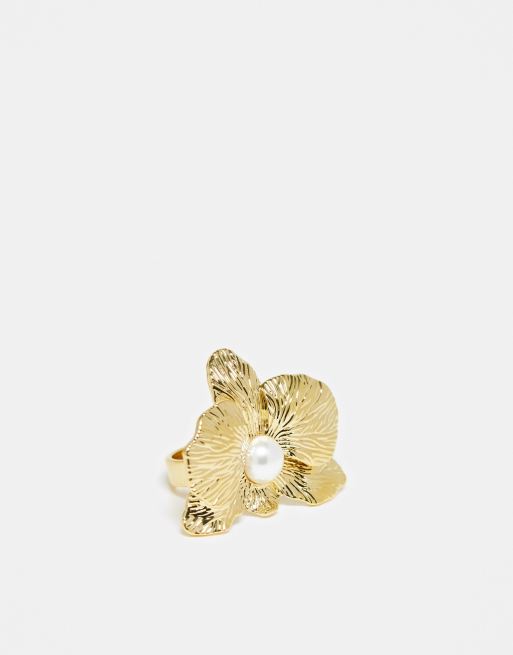 & Other Stories – Markanter Ring in Gold-Optik mit Kunstperlen und floralem Detail