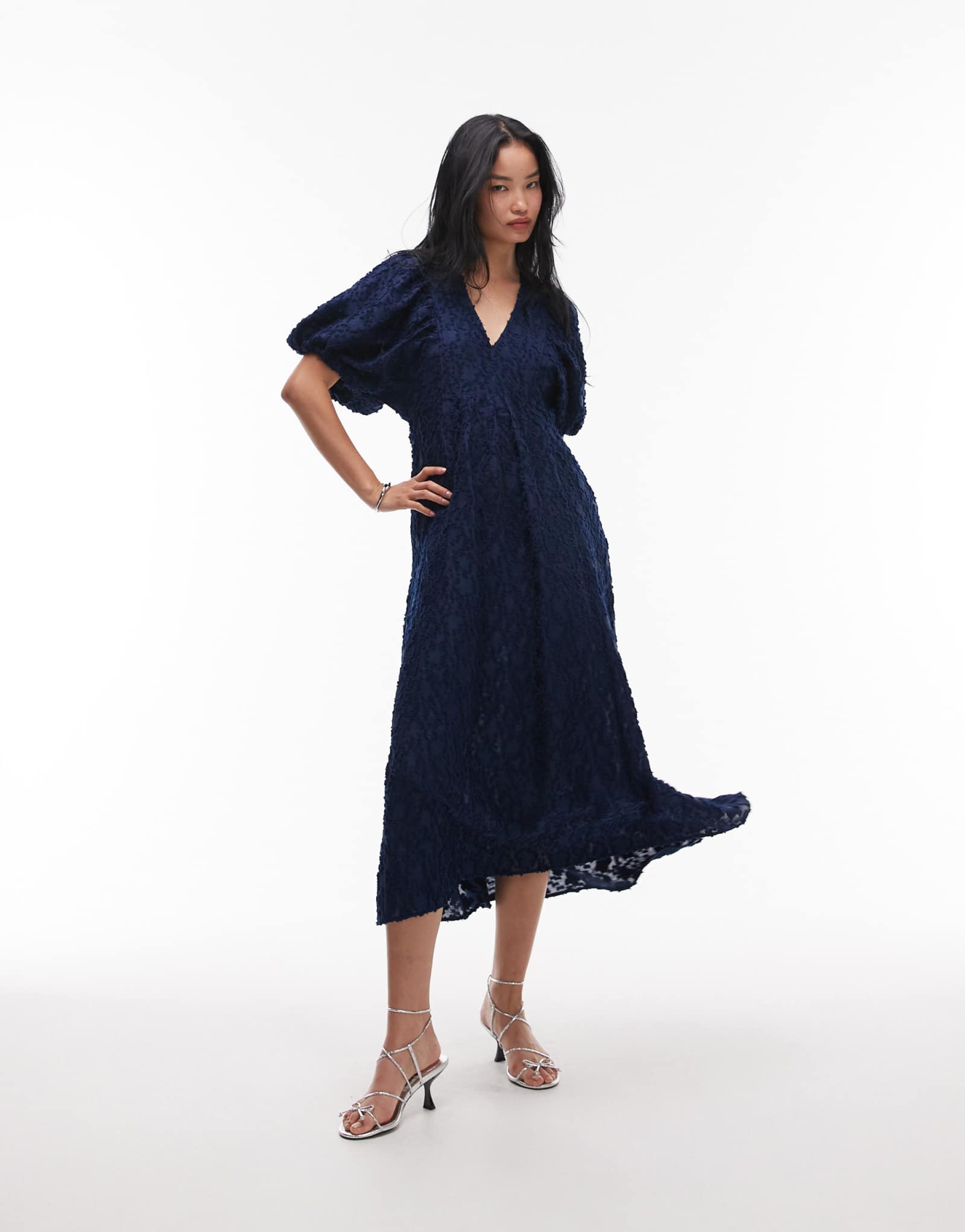 Платье макси &Other Stories с объемными рукавами из прозрачного 3D жаккарда 