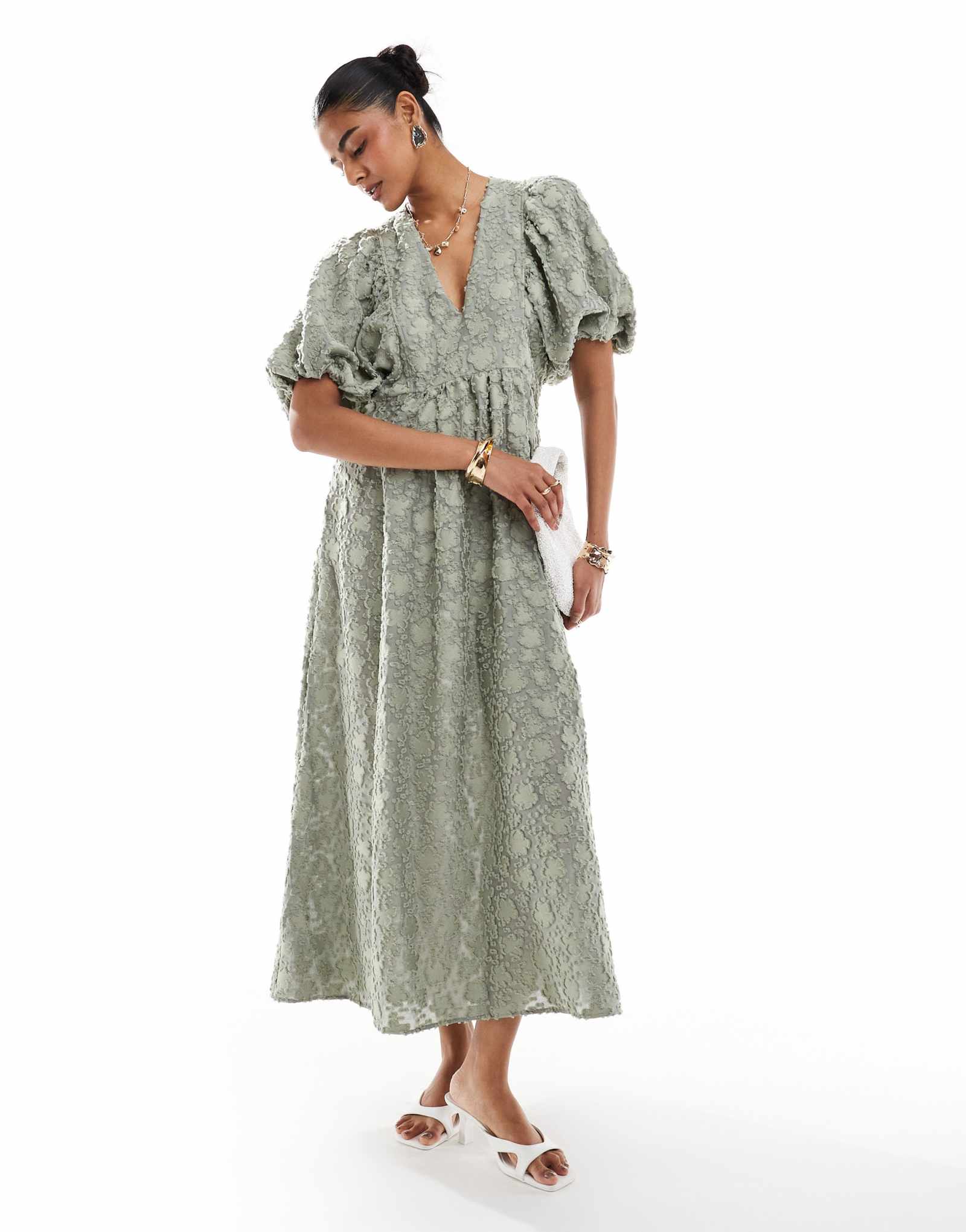 Платье макси &Other Stories с объемными рукавами из жаккарда с 3D-цветами светлого цвета хаки 