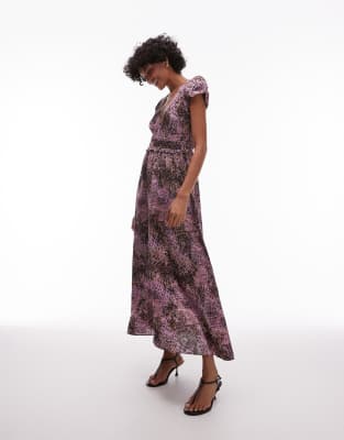 & Other Stories - Maxikleid mit gestuftem Saum, Rüschenärmeln und abstraktem Muster-Lila