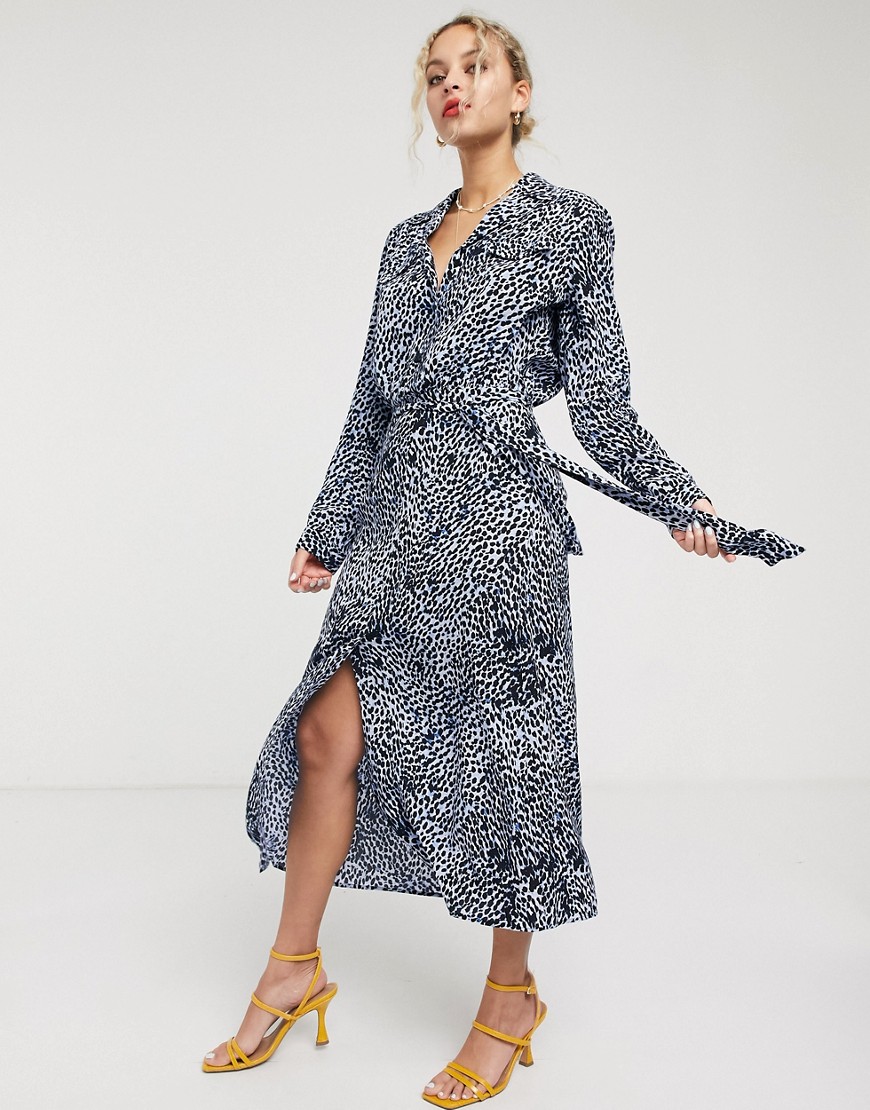 & Other Stories - Midi-jurk met gestrikte taille en luipaardprint in blauw