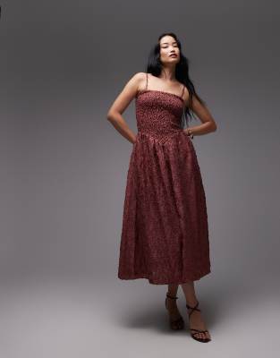 & Other Stories - Midikleid in Granatapfelrosa mit 3D-Blumenapplikationen, V-förmiger, tief angesetzter Taille und abneh...