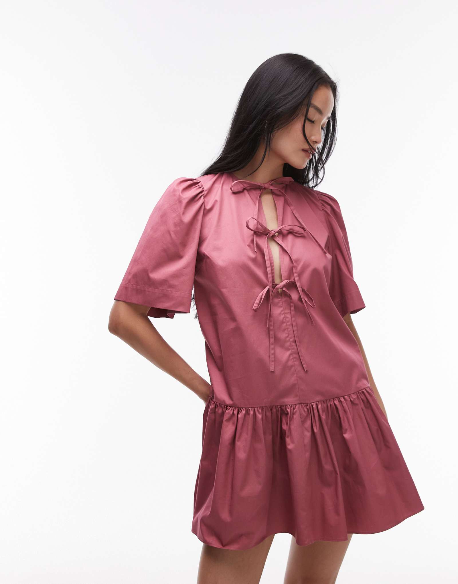 Мини-платье &Other Stories с заниженной талией и завязкой спереди в красно-малиновом цвете