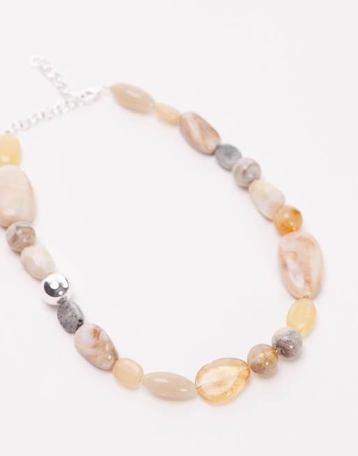 & Other Stories – Mix and Match – Kleine Halskette aus klobigen Kunstharz-Perlen in Hellweiß-Neutral, 2 von 3