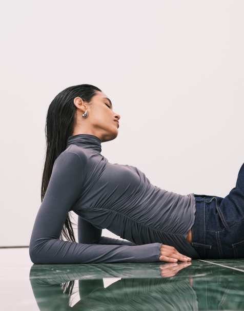 & Other Stories - Mørkegrå asymmetrisk top med rullekrave og lange ærmer i slim fit - view 1