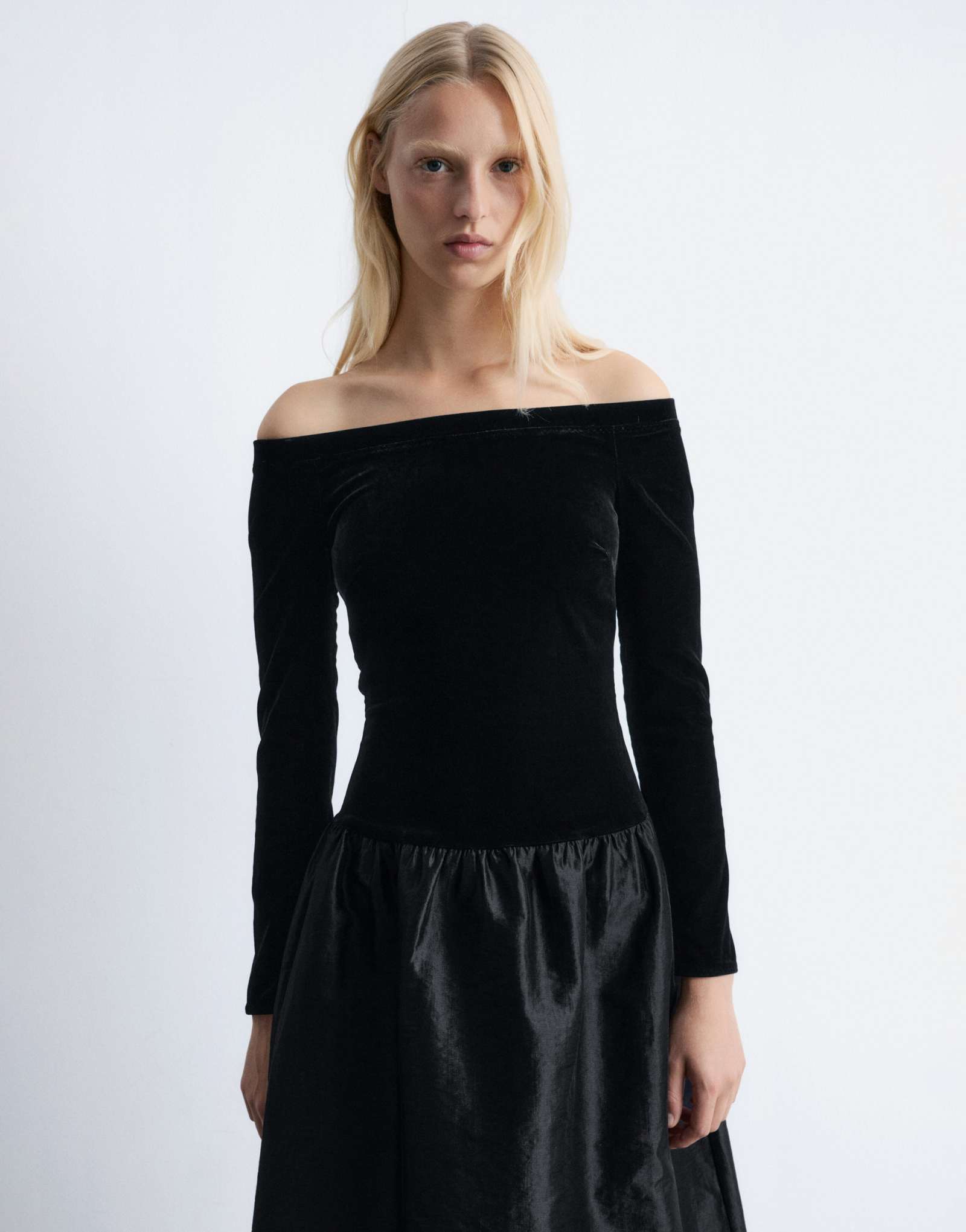 Макси-платье с открытыми плечами и баской по низу из черной смеси бархата и атласа &Other Stories