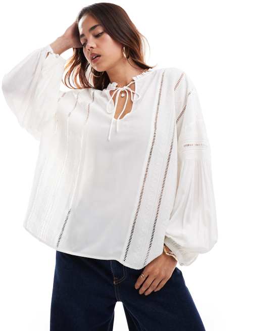 & Other Stories - Offwhite bluse med bindebånd i kraven og broderi samt voluminøse ærmer 